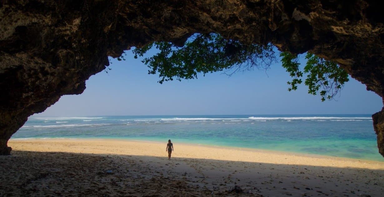 Mengunjungi Gua Kelelawar di Pantai Green Bowl