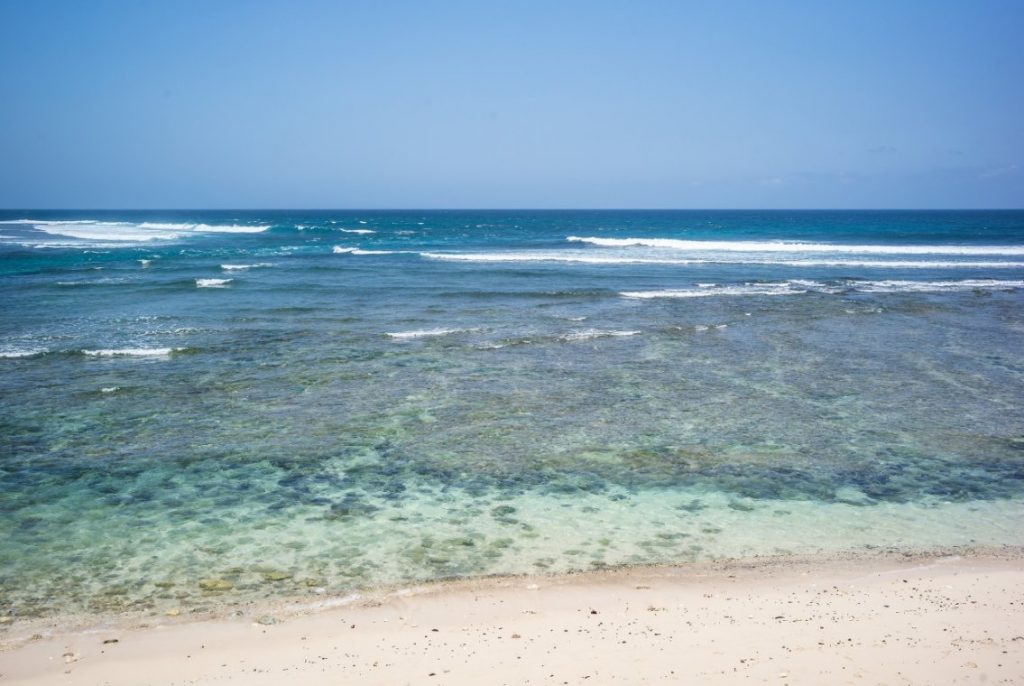 Suasana Private Beach yang Pas untuk Berjemur