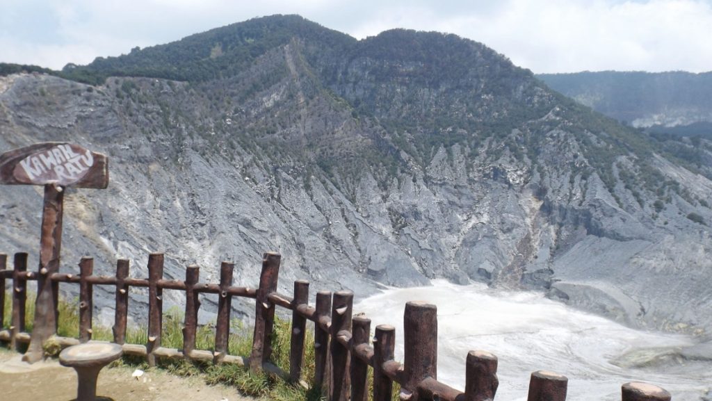 Kawah Tangkuban Perahu: Menyaksikan dari Dekat Kawah Ratu yang Megah dan Legenda Sangkuriang