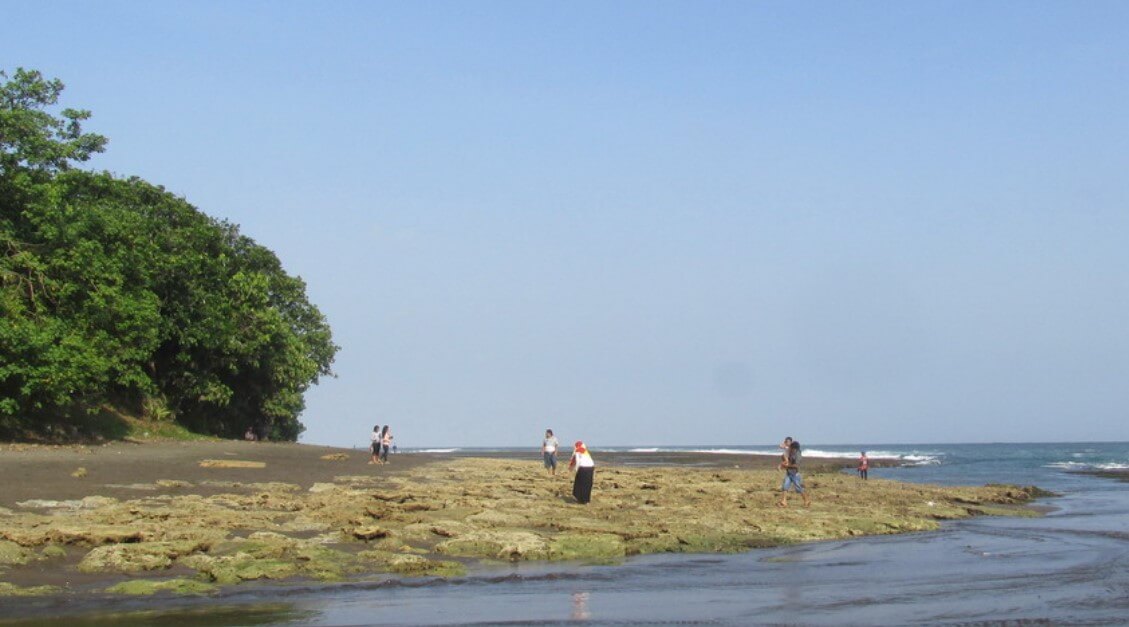 Batu Karang Indah di Pantai Muaragatah