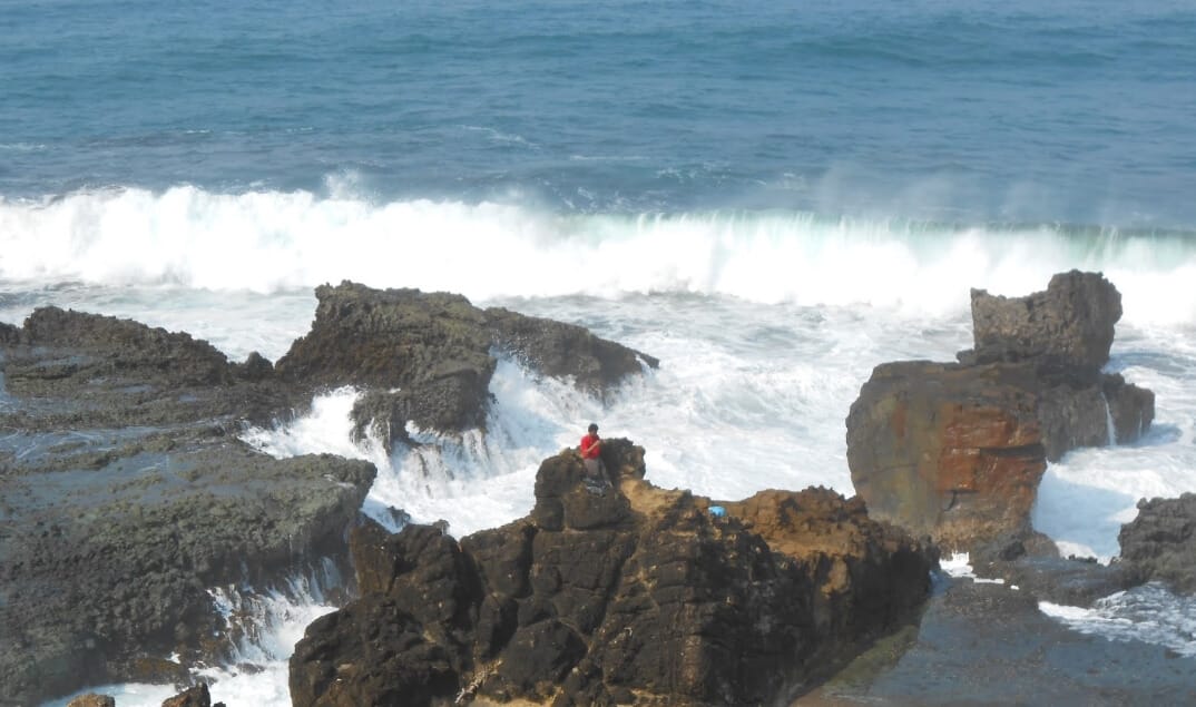 Batu Karang Pantai Keusik Luhur