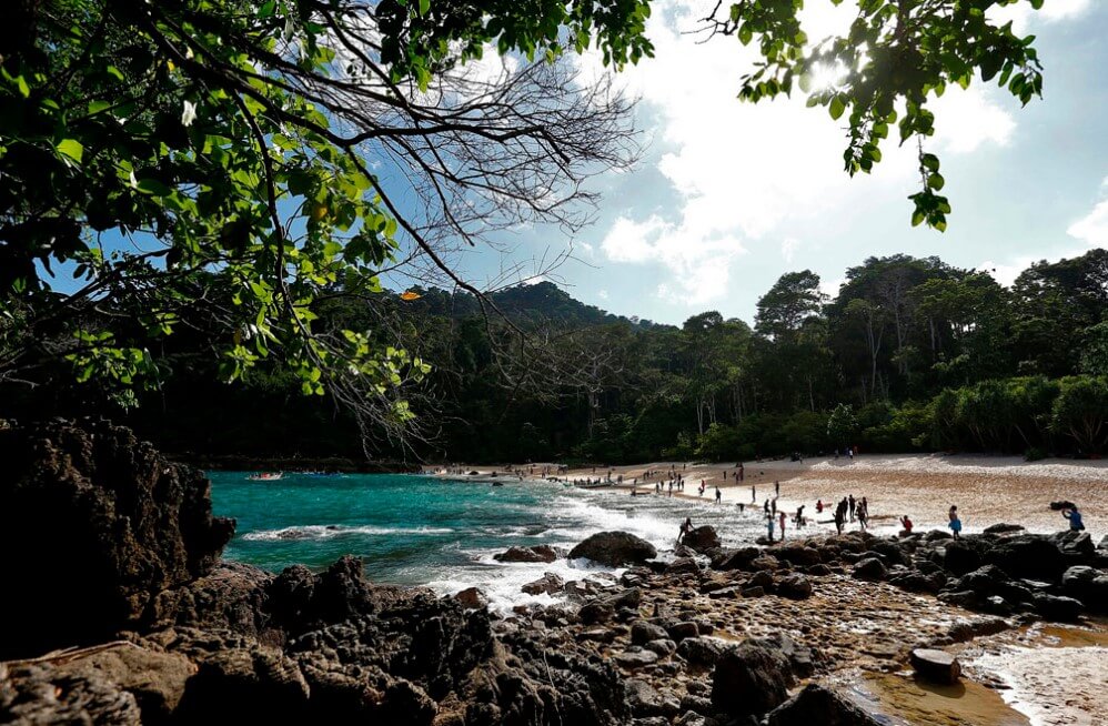 Bebatuan di Pantai Teluk Hijau