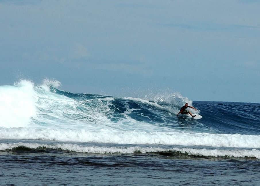 Berselancar di Pantai Pelabuhan Ratu