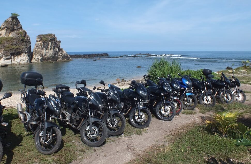 Bisa mengelilingi area pantai dengan kendaraan pribadi