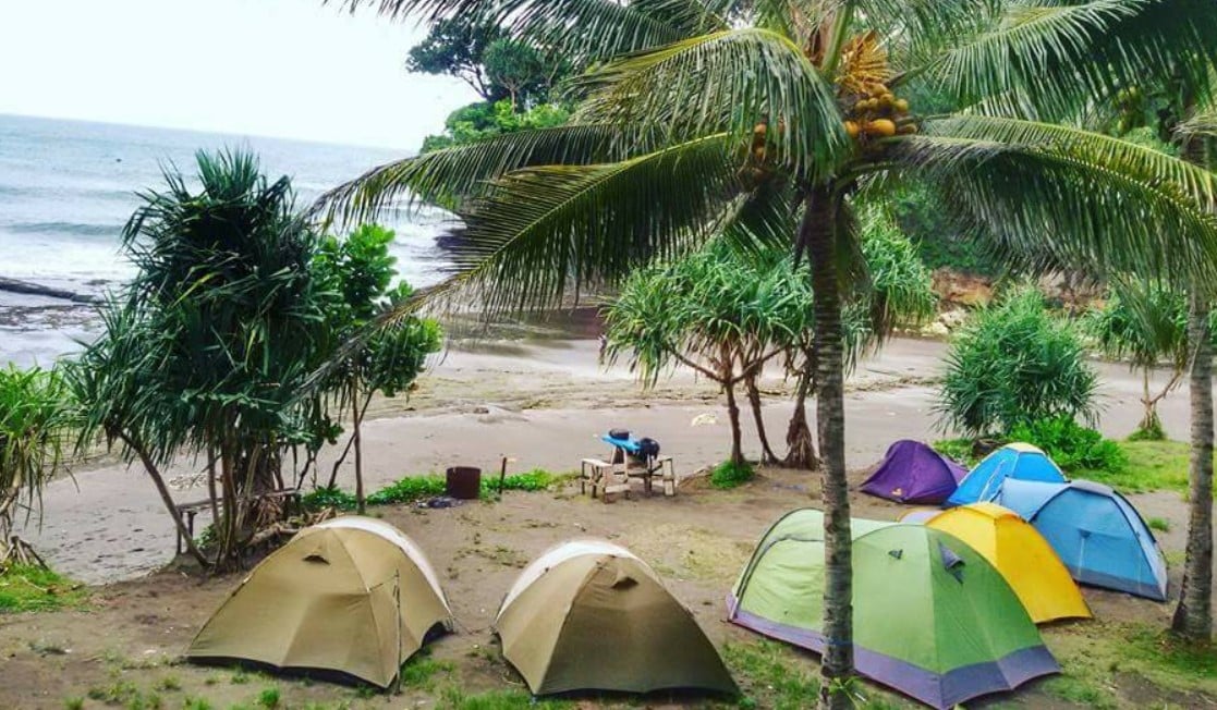 Kemah di Pantai Legok Jawa