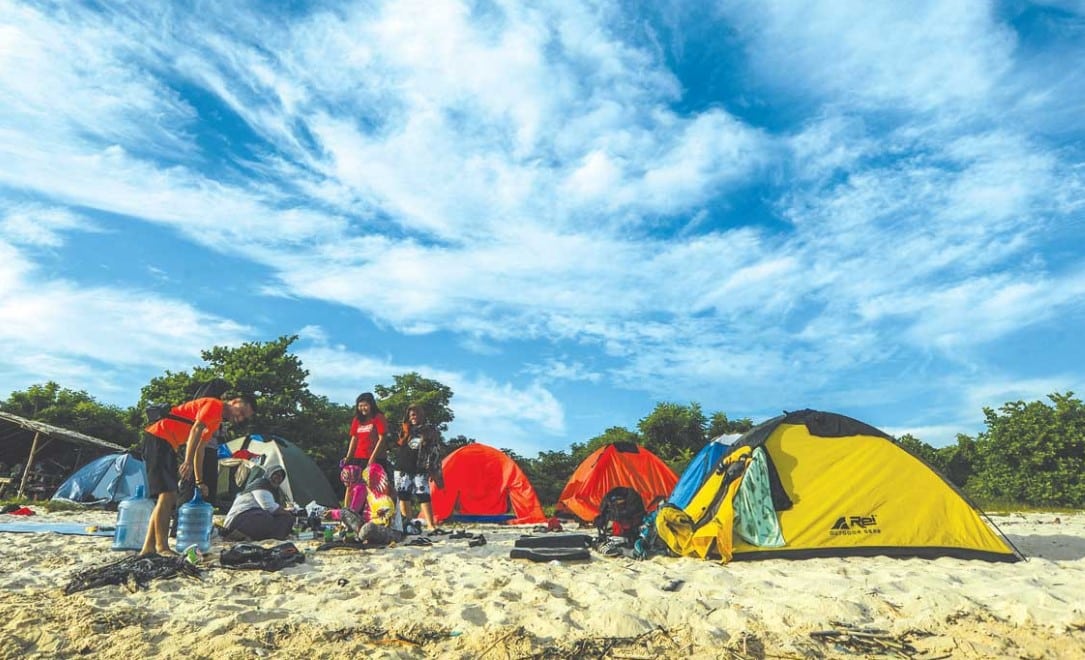 Kemah di Pantai Pulau Tabuhan