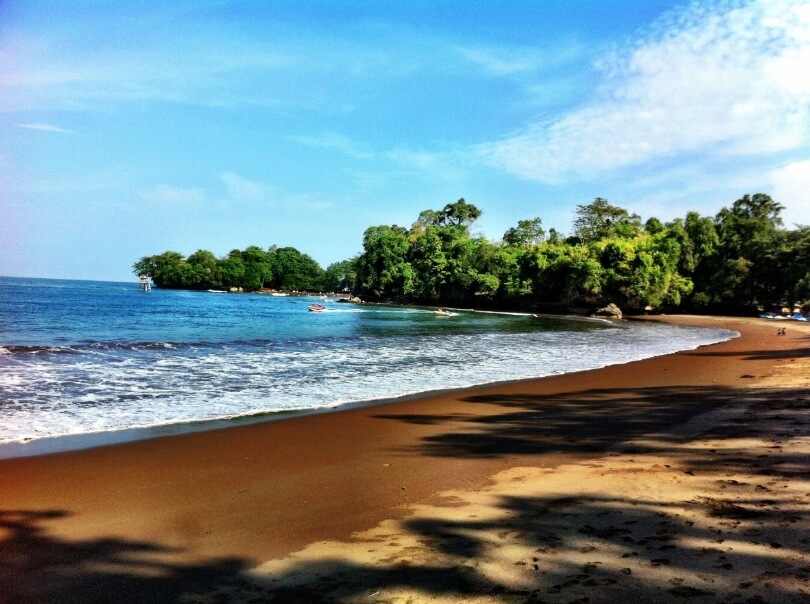 Menikmati keindahan pantai Batu Karas