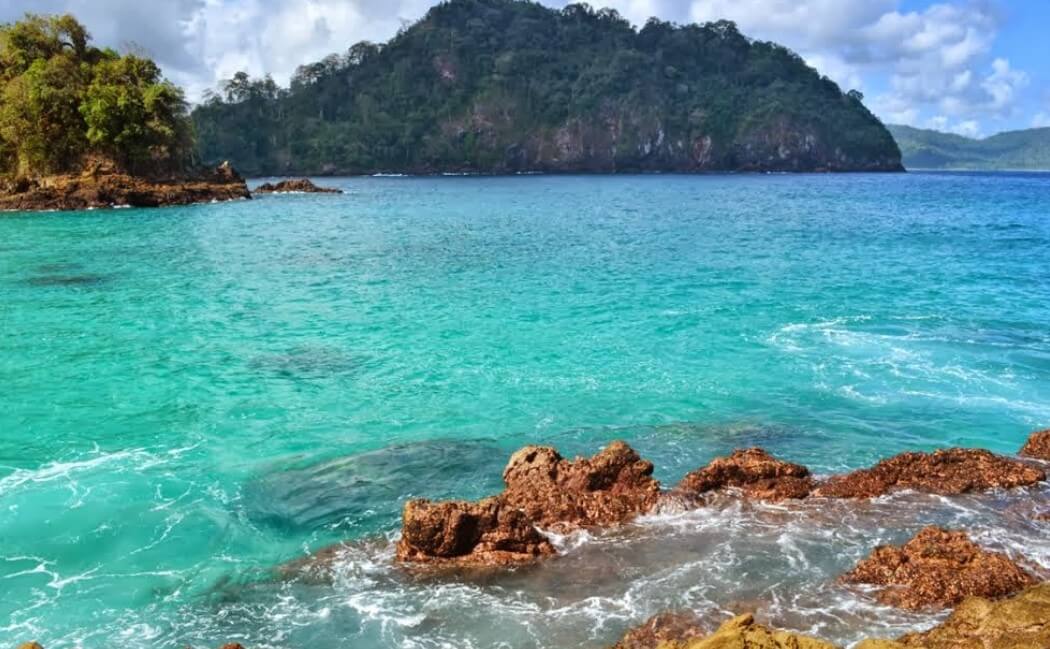 Ombak yang Tenang di Pantai Teluk Hijau