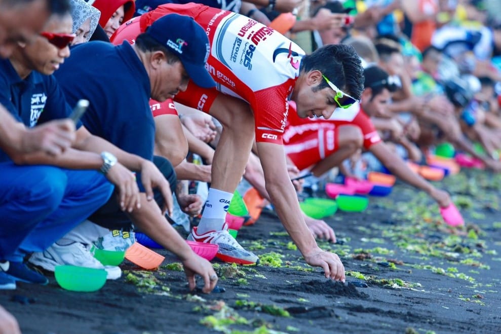 Pelepasan Anak Penyu Pantai Cacalan