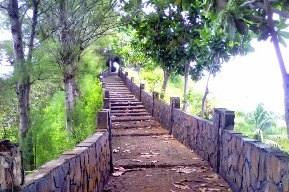 Tembok Cina Pantai Lembah Putri