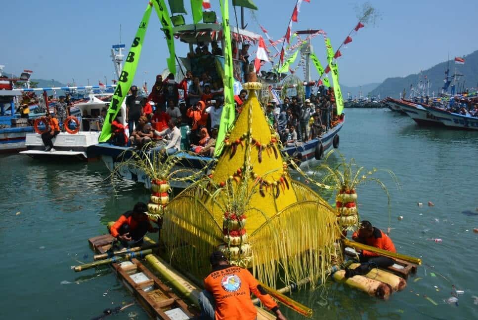 Pantai Pelabuhan Ratu, Destinasi Sejuta Mitos yang Selalu Ramai!