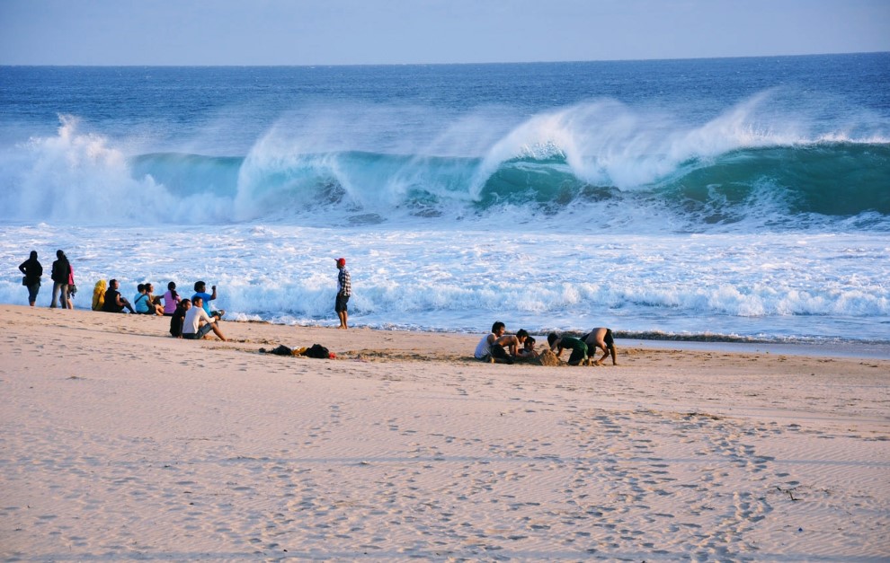 Menikmati Panorama Pantai