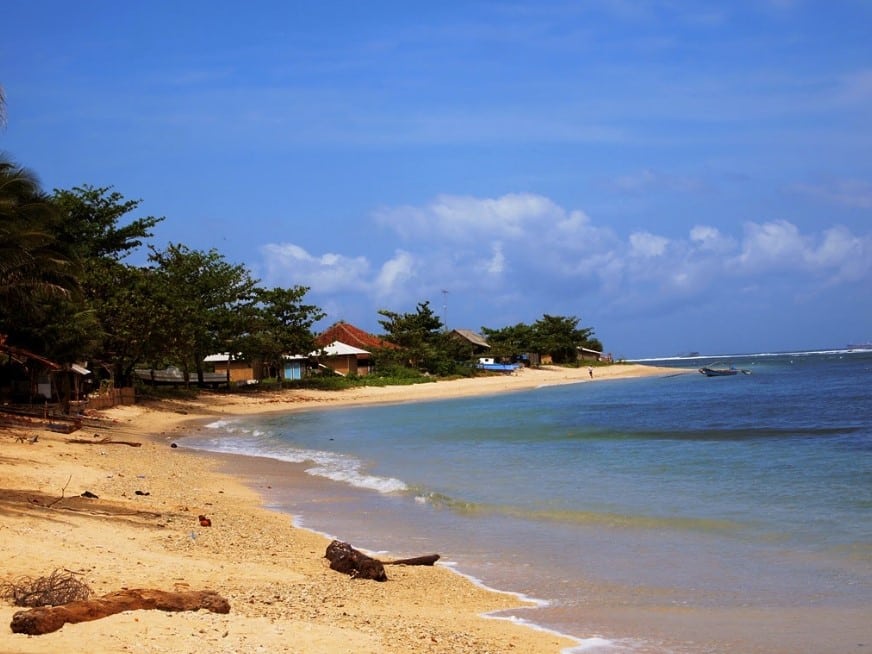 pantai yang tenang