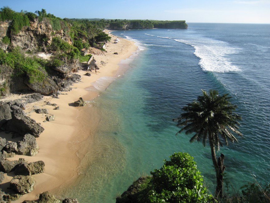 Pasir Putih dan Apitan Karang yang Tinggi