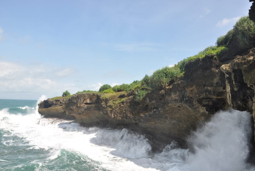 Berselancar di Pantai Madasari