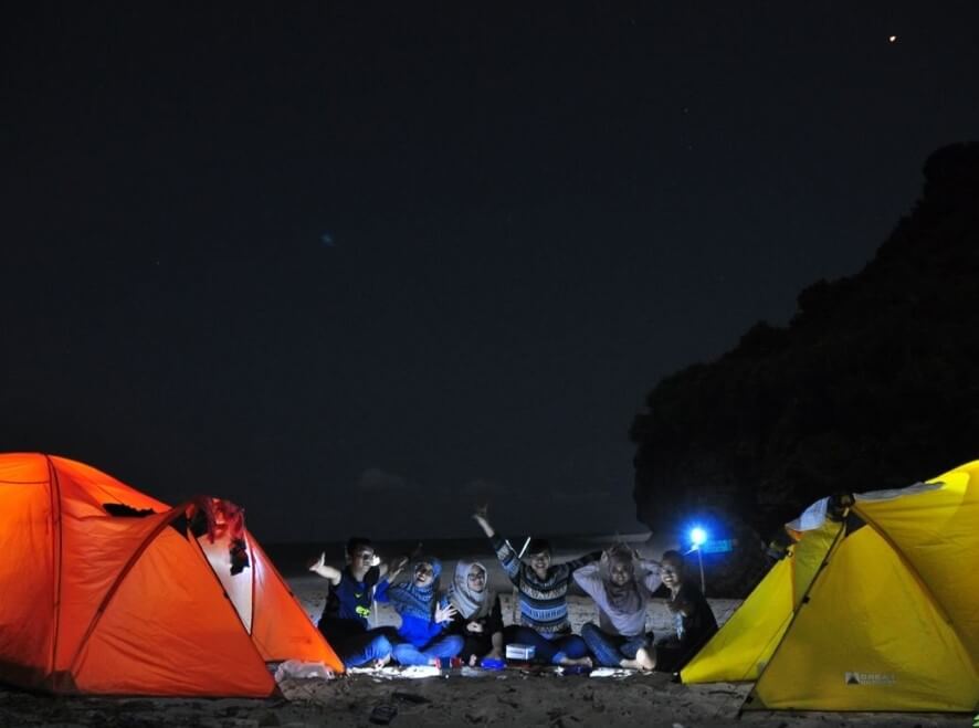 Camping di Pantai Karang Tirta