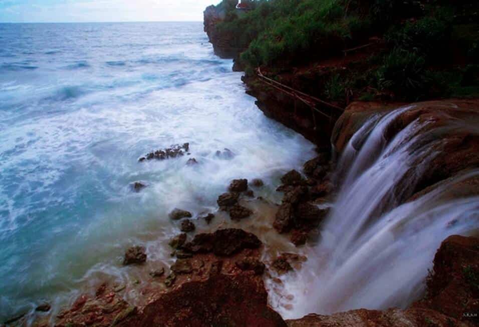 Hujan Abadi Pantai Cikaracak