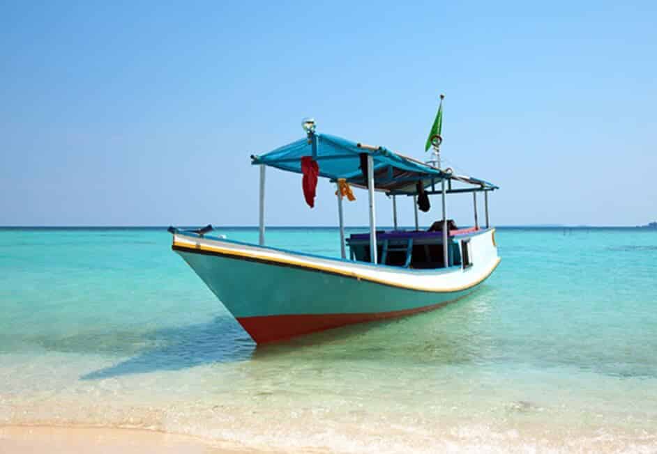 Main Perahu di Pantai Karang Tirta