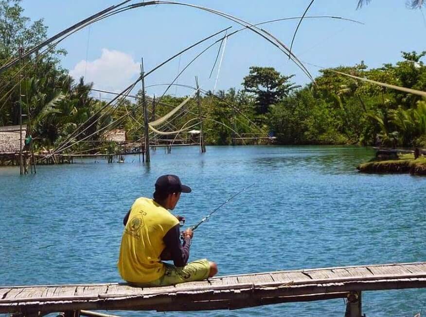 Mancing di Pantai Karang Tirta