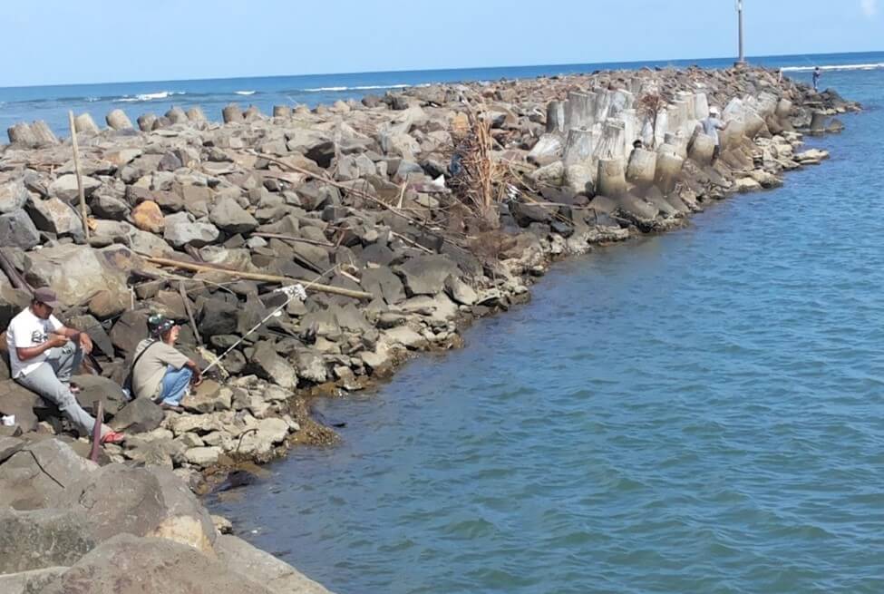 Memancing di Pantai Bojong Salawe