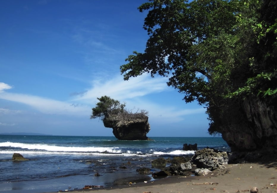  Pantai Madasari  Surganya Pemburu Pantai  Eksotis Hits Abis