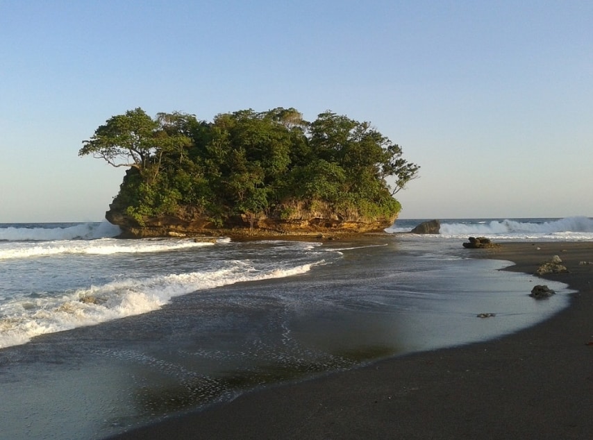  Pantai Madasari  Surganya Pemburu Pantai  Eksotis Hits Abis