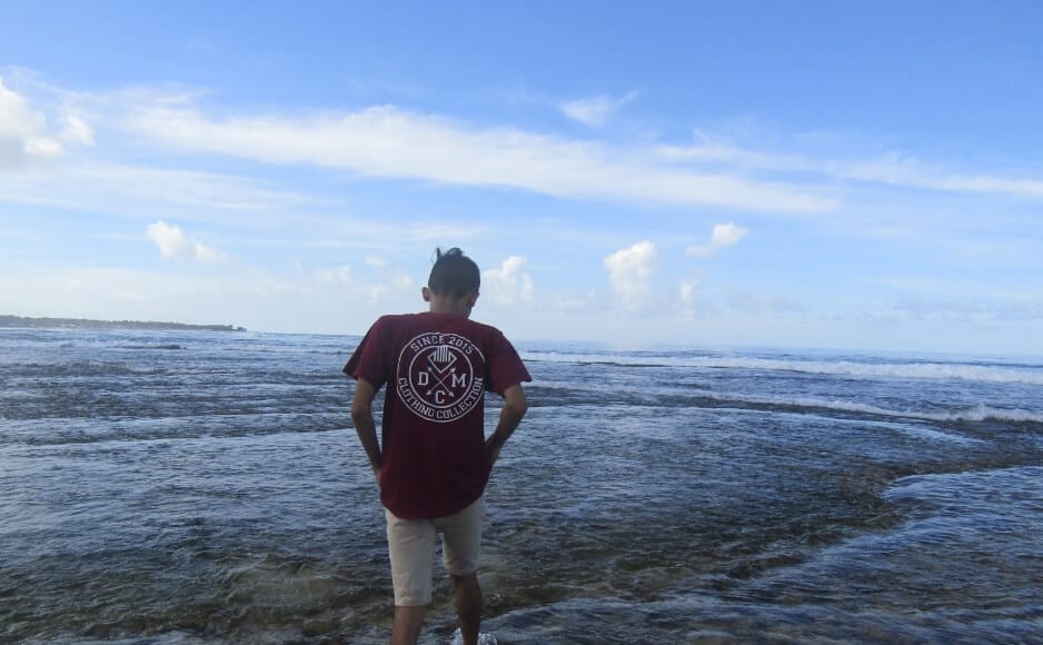 Pantai dengan Ombak Tenang dan Kondisi Bersih