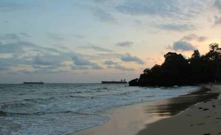 Pantai yang Luas di Pangalek