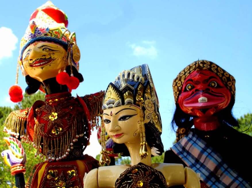 Pembuatan Wayang di Pantai Karang Tirta