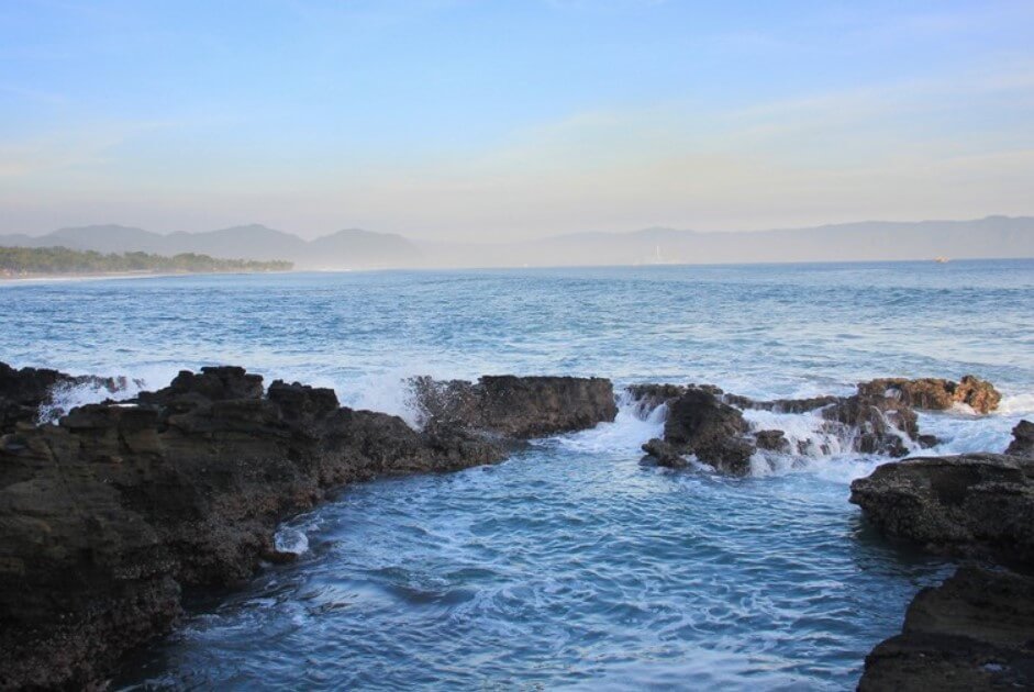 Pesona Batu Karang Pantai Cikaracak