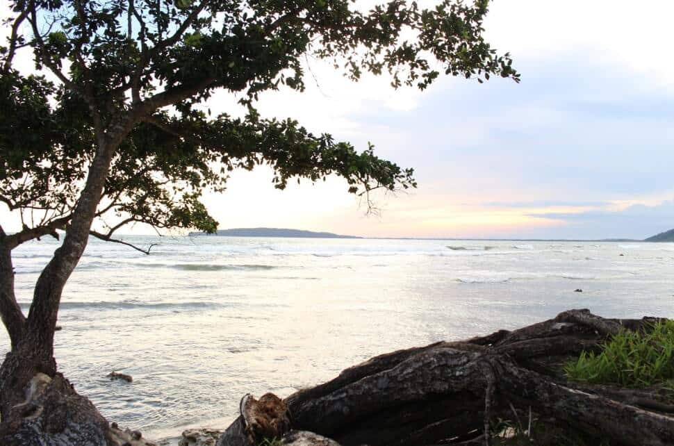 Suasana Pantai yang Sejuk dan Tidak Terlalu Ramai