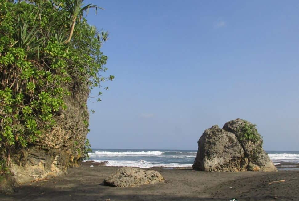 Tebing Pantai Cikaracak