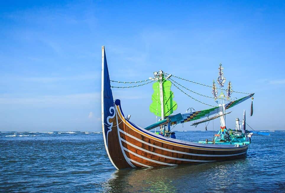 perahu di pantai solok timun