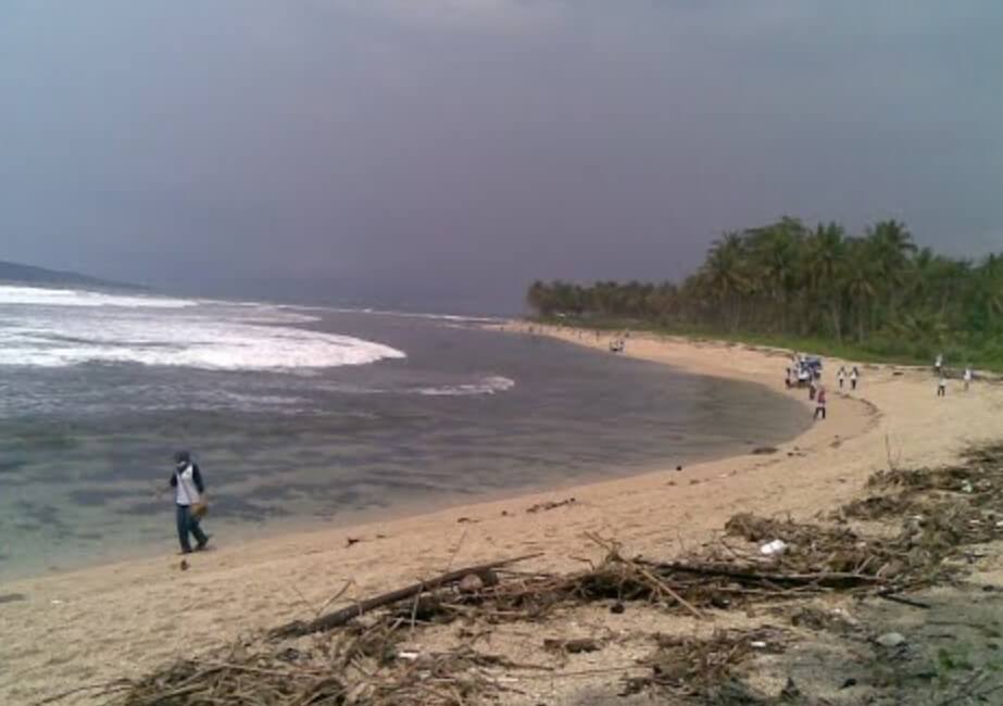 Memancing di Pantai Palatar Agung