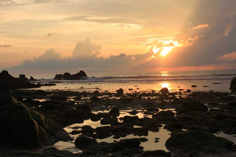  Pantai Wedi Ombo Pemandangan Matahari Terbenam yang Eksotis 