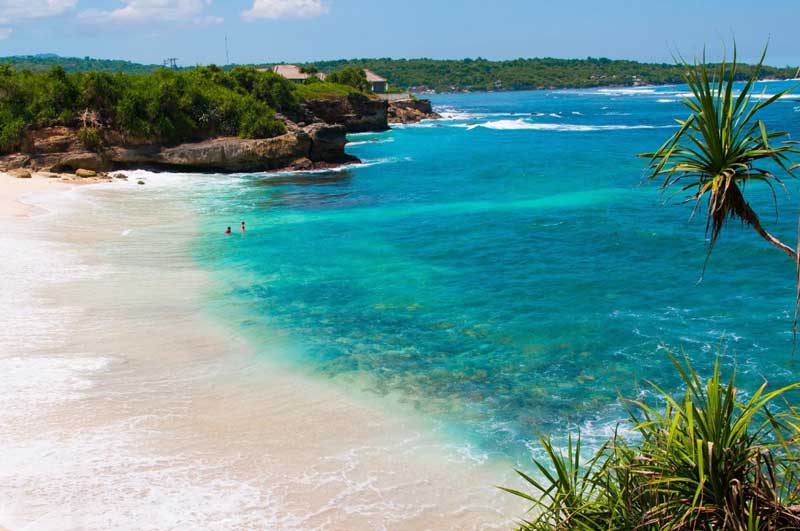 surfing di pantai nusa lembongan