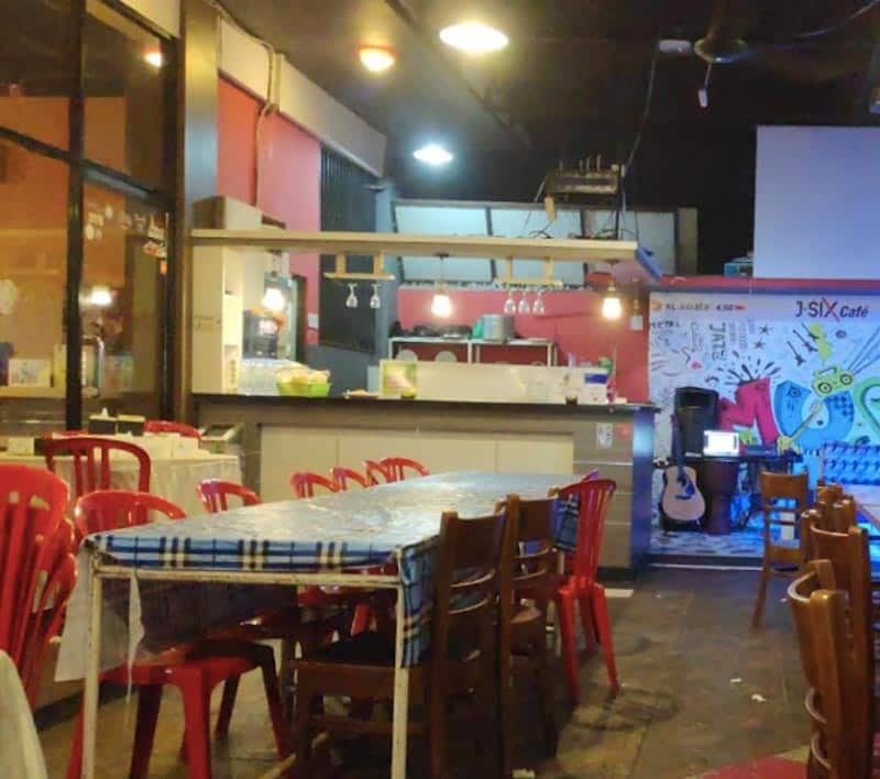 cafe di padang yang ada live music