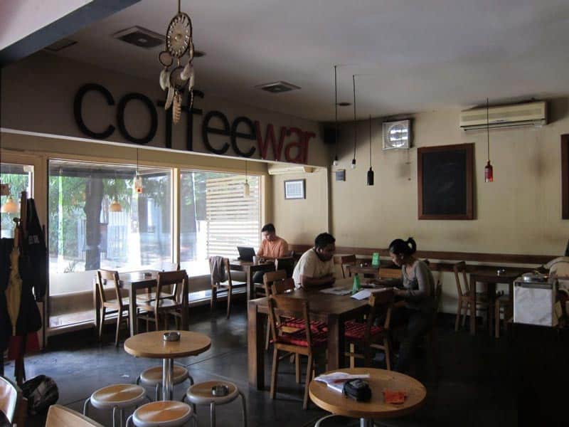 cafe di kemang yang ada kolam renang