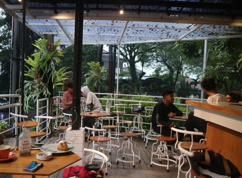 cafe untuk keluarga di jalan riau bandung