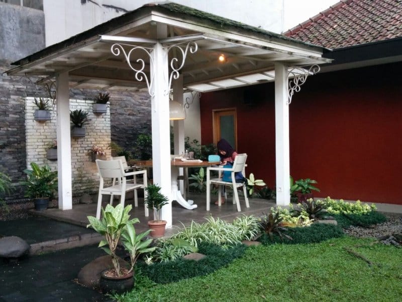 cafe terbaru di jalan riau bandung