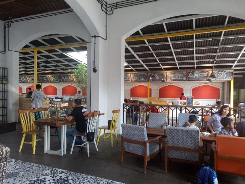 cafe yang ada di jalan riau bandung