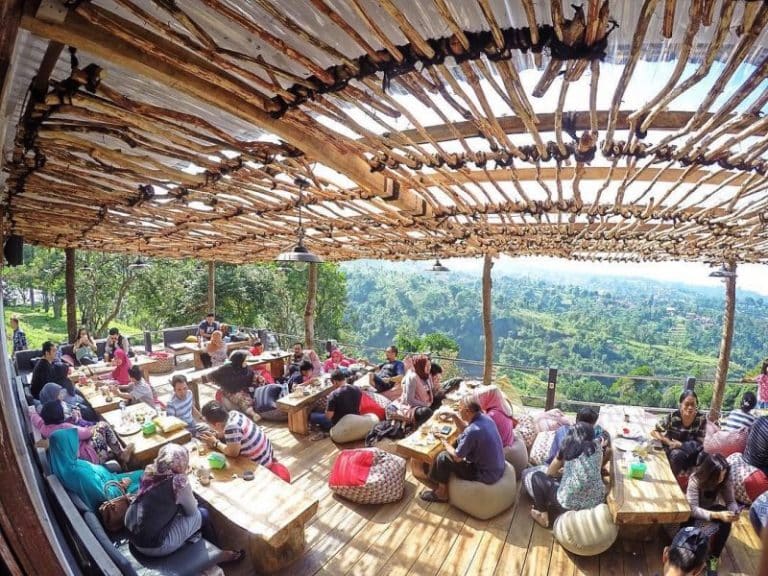 15+ Cafe di Lembang dengan View Bagus, Hits, dan Romantis!