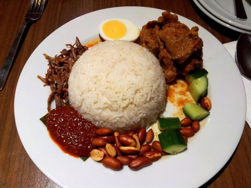 makanan khas pekanbaru riau bolu kemojo