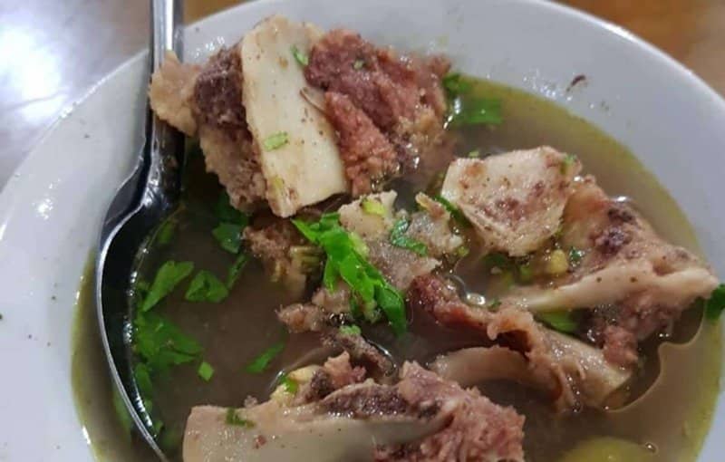 makanan khas riau yang diolah dengan sayur kangkung dan tepung sagu adala