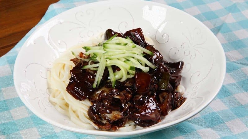 makanan khas korea selatan jjajangmyeon